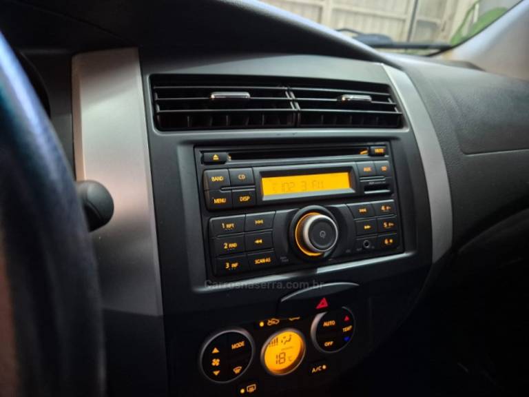 NISSAN - LIVINA - 2013/2014 - Branca - R$ 45.900,00