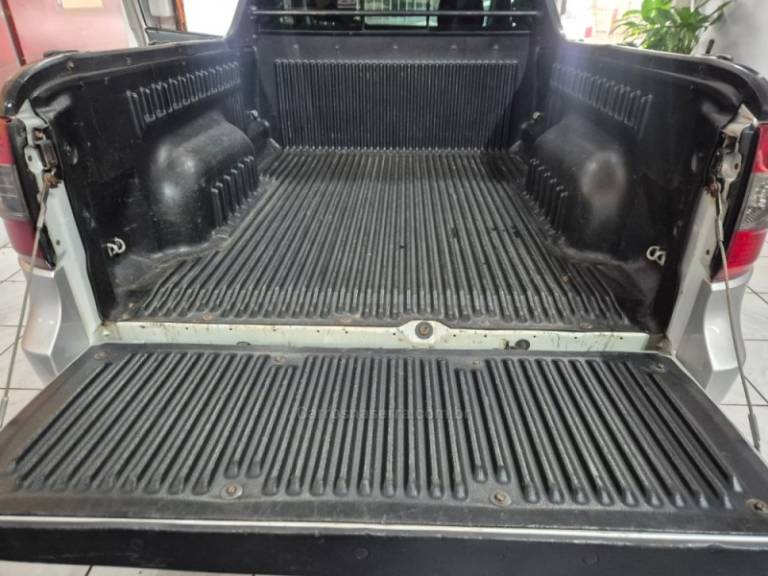 CHEVROLET - MONTANA - 2013/2014 - Prata - R$ 43.900,00