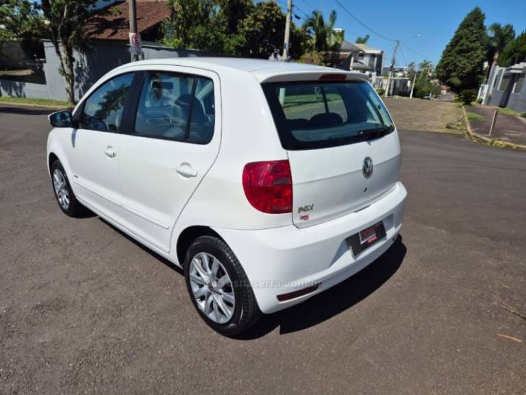 VOLKSWAGEN - FOX - 2012/2013 - Branca - R$ 36.900,00