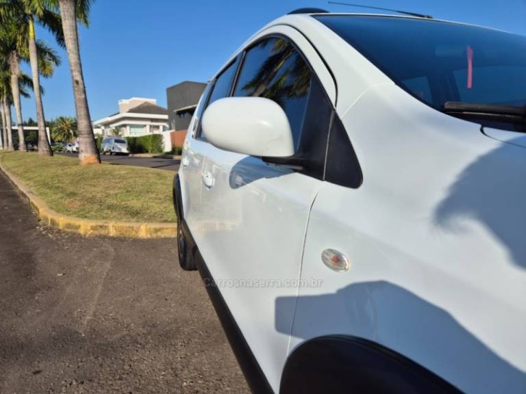 NISSAN - LIVINA - 2013/2014 - Branca - R$ 45.900,00