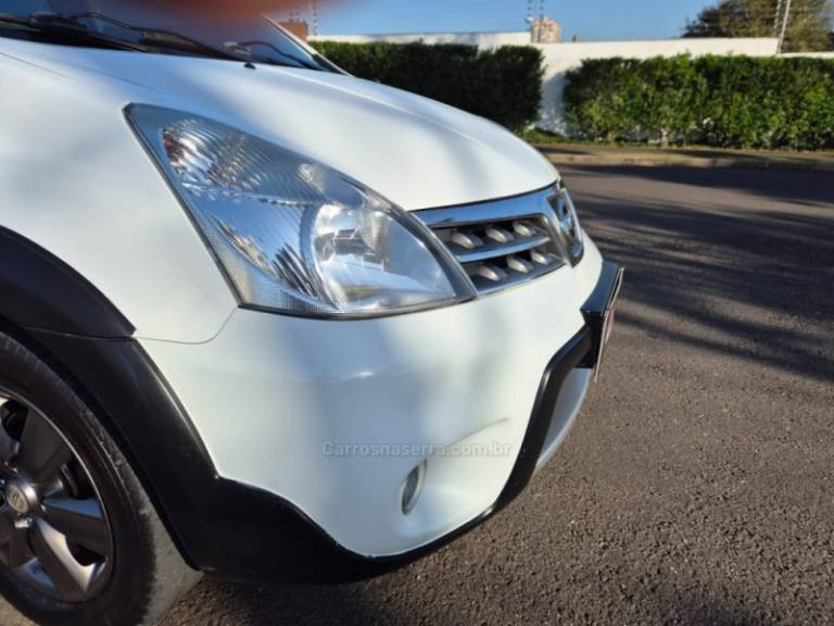 NISSAN - LIVINA - 2013/2014 - Branca - R$ 45.900,00