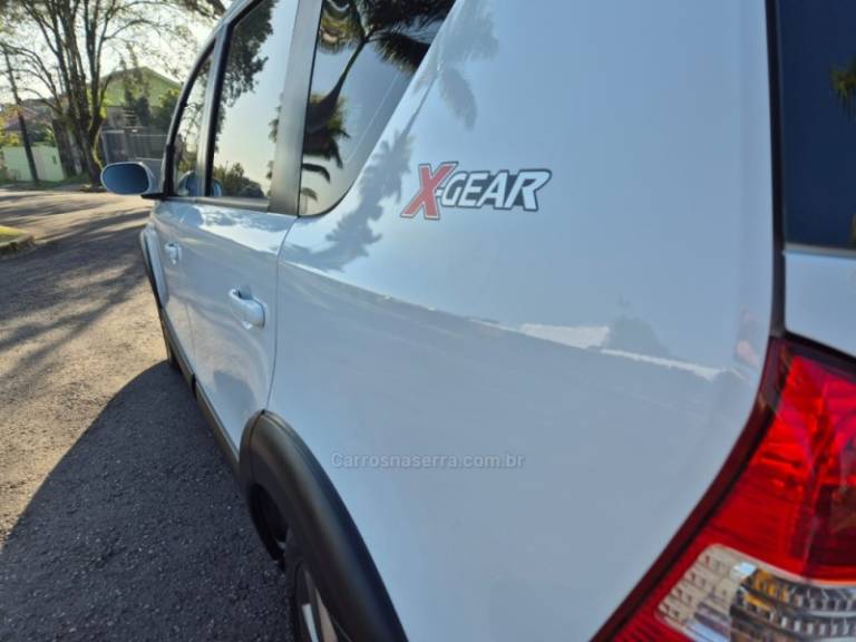 NISSAN - LIVINA - 2013/2014 - Branca - R$ 45.900,00